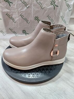 NEW KURU Tempo Dusty Taupe Gray Women's Slip-On Ankle Boot SIZE 9 Medium